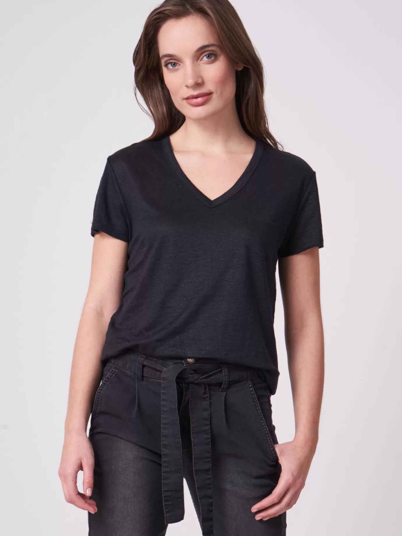 REPEAT cashmere Tops<Basic Puur Linnen V-Hals T-Shirt Met Borstzakje Zwart