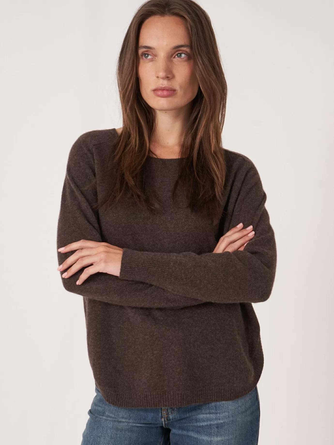 REPEAT cashmere Truien<Cashmere Boothalstrui Met Ronde Zoom Chocolade