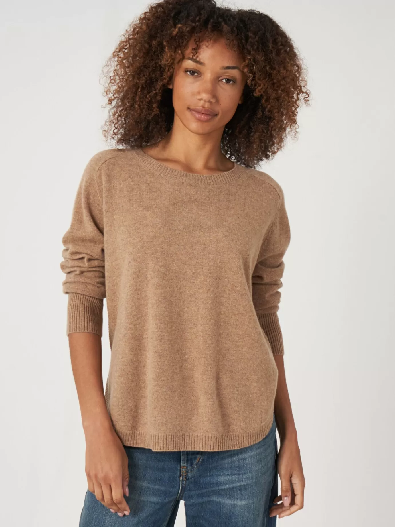 REPEAT cashmere Truien Cashmere Boothalstrui Met Ronde Zoom Kameel Duurzame Stijl