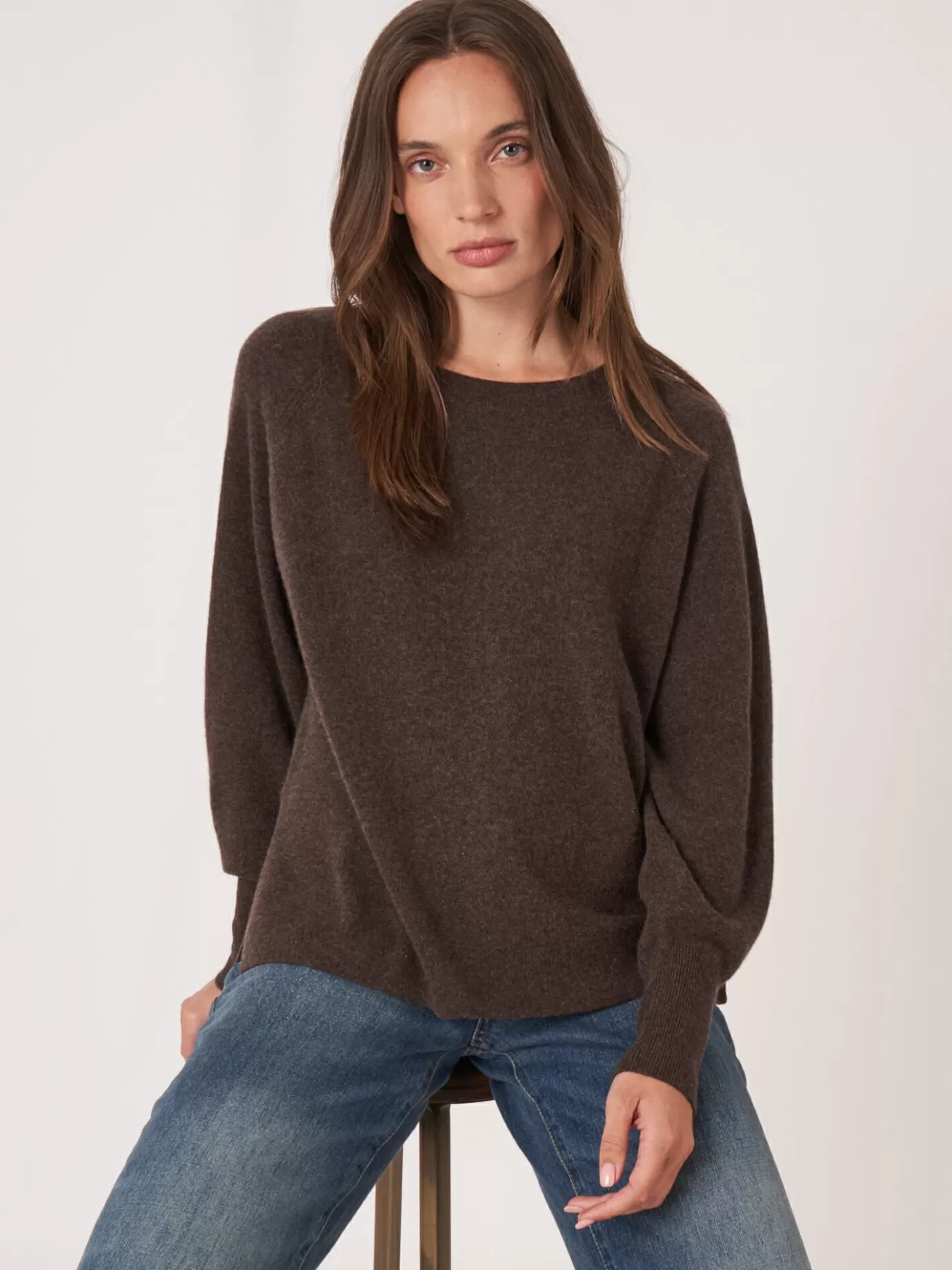 REPEAT cashmere Truien<Cashmere Raglan Trui Met Hoge Ribboord En Zijsplit Chocolade