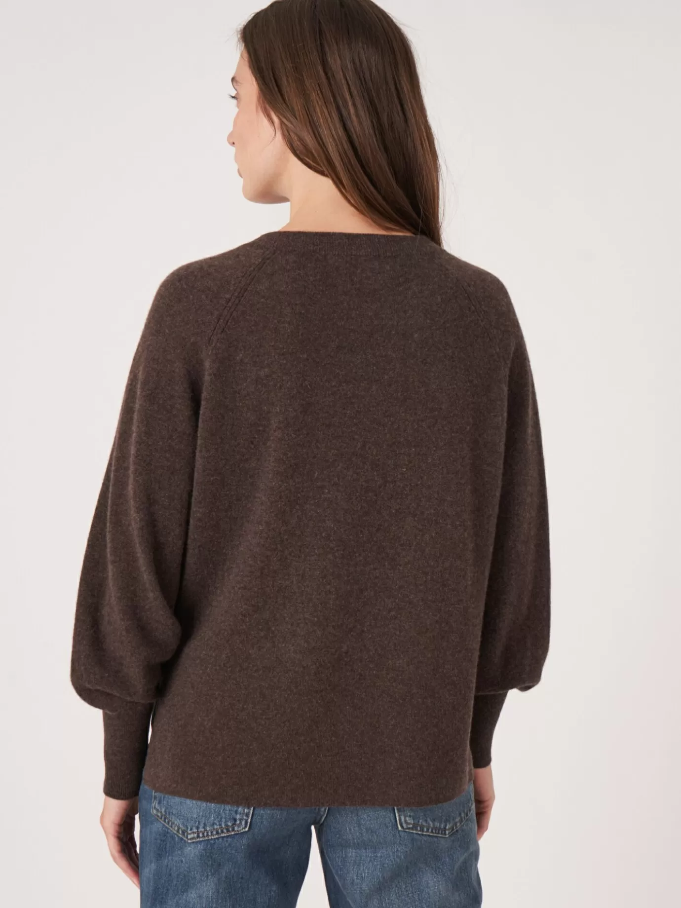 REPEAT cashmere Truien<Cashmere Raglan Trui Met Hoge Ribboord En Zijsplit Chocolade