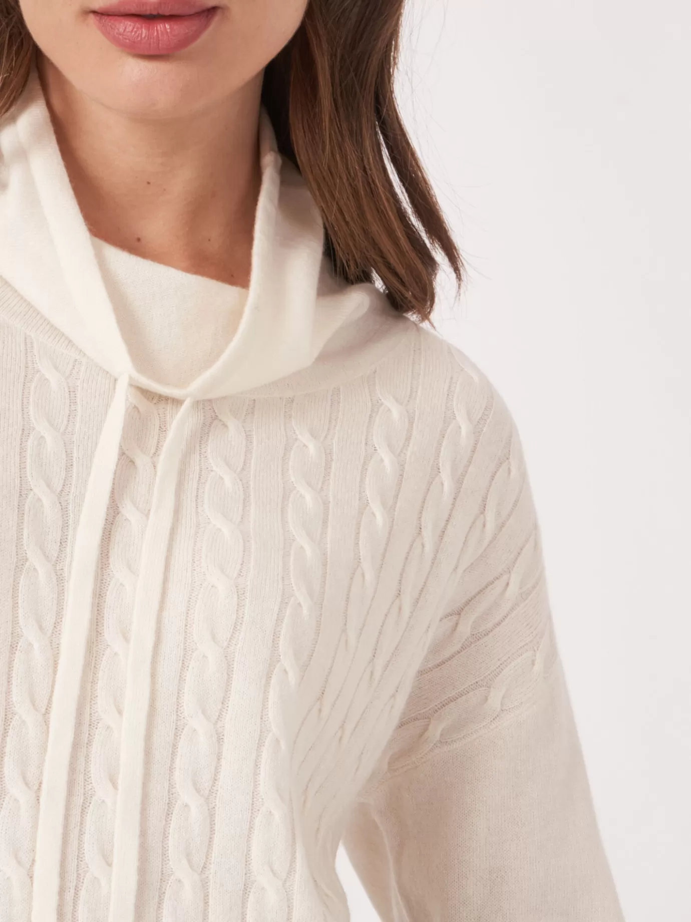 REPEAT cashmere Truien<Trui In Fijn Kabelpatroon Met Opstaande Kraag En Trekkoord Room