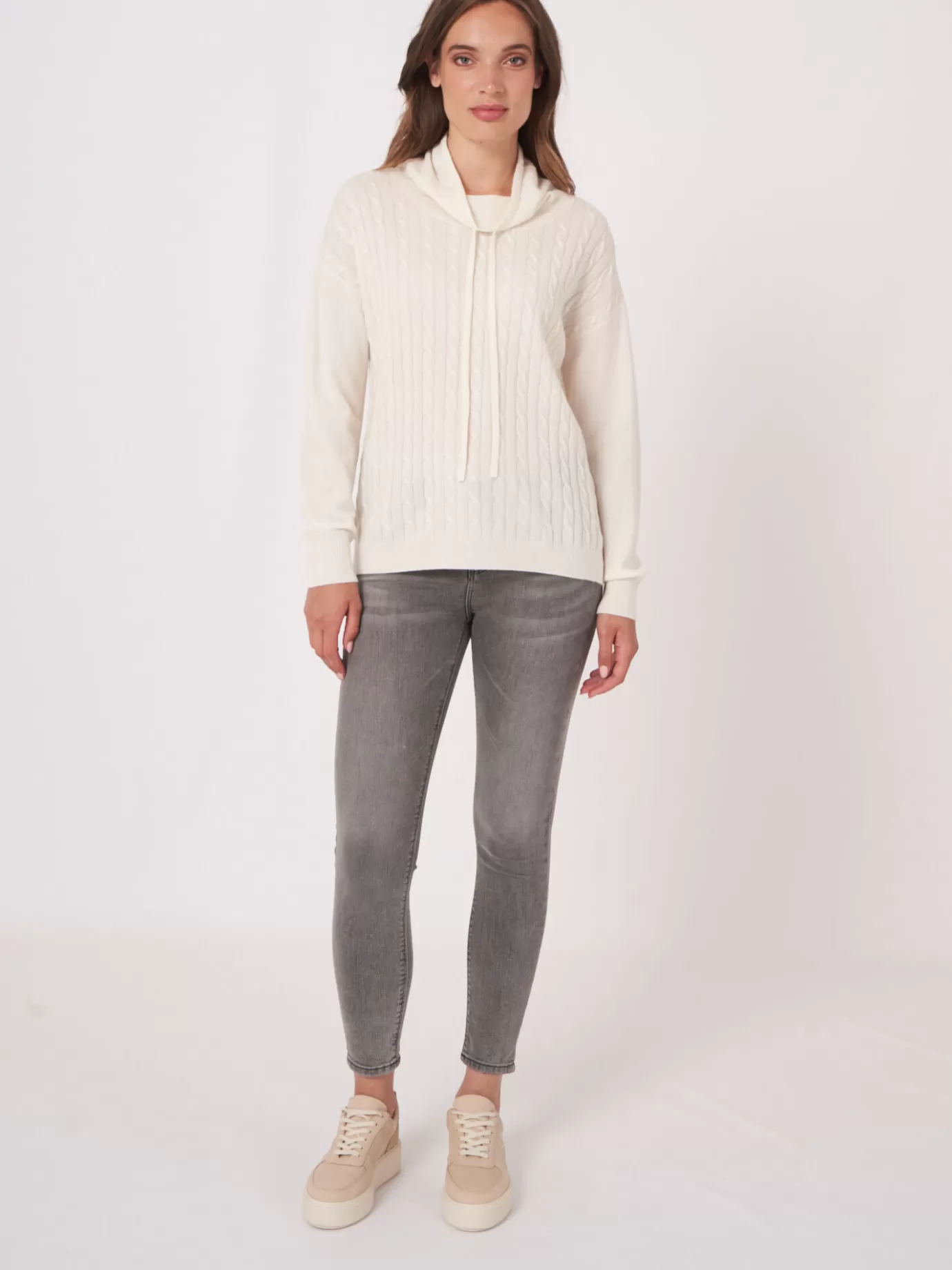 REPEAT cashmere Truien<Trui In Fijn Kabelpatroon Met Opstaande Kraag En Trekkoord Room