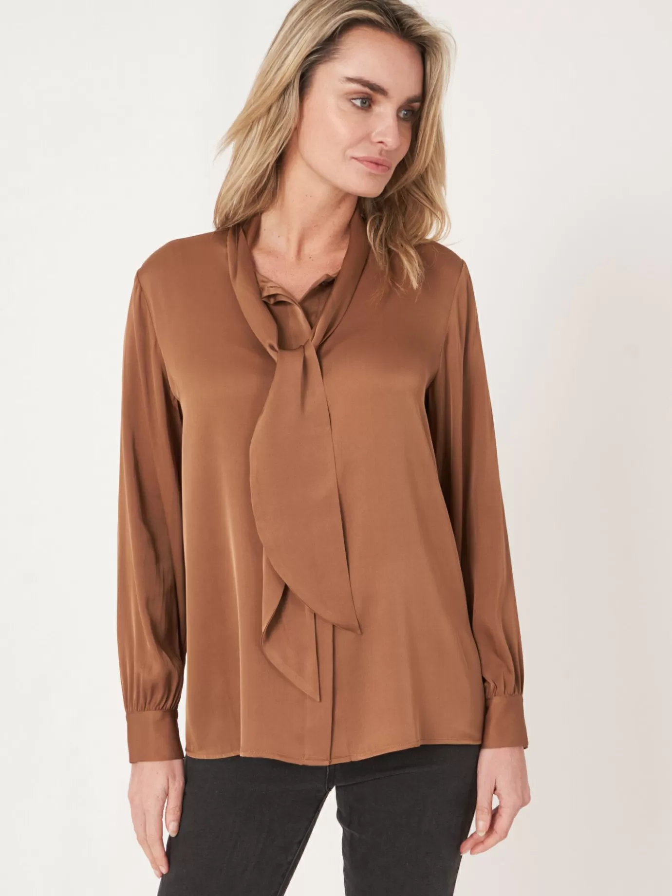 REPEAT cashmere Blouses<Zijden Blouse Met Strikhals Hazel